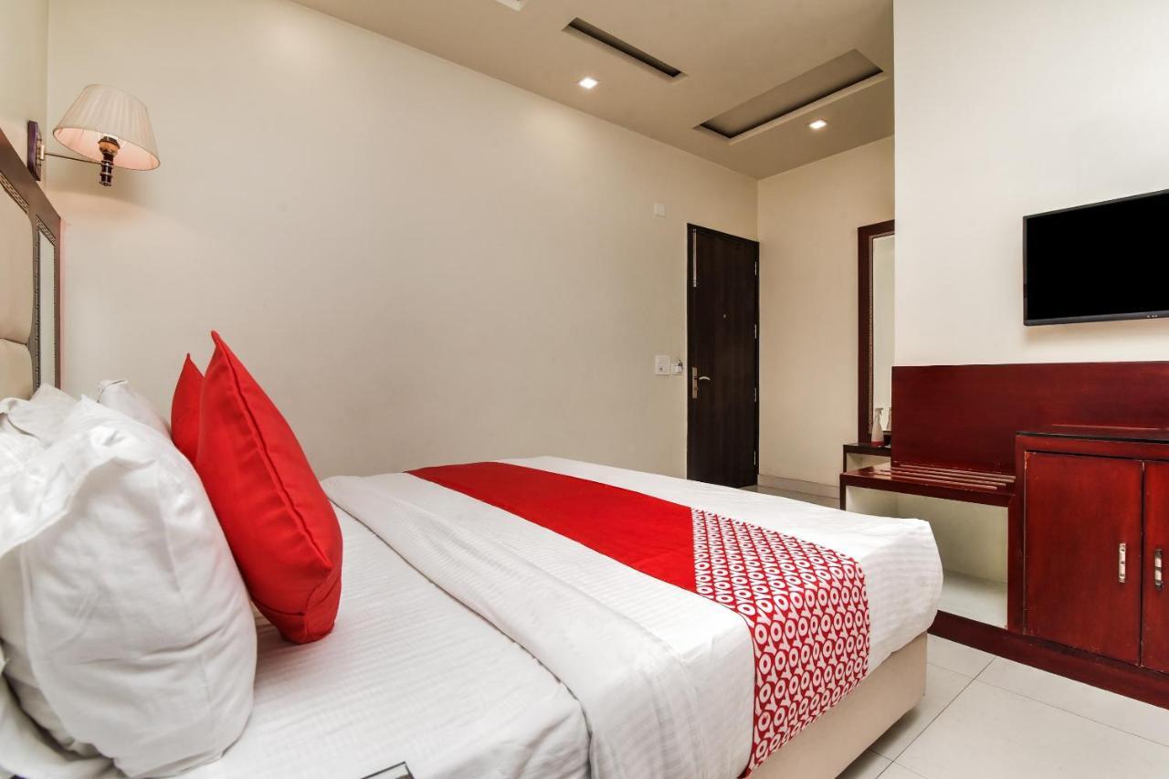 Collection O 76248 Hotel D Crown New Delhi Extérieur photo